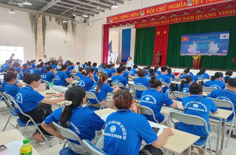 The Department of Foreign Security, Dak Lak Provincial Police coordinates with units to propagate and disseminate laws to workers preparing to leave the country for Korea. Photo: Police provided