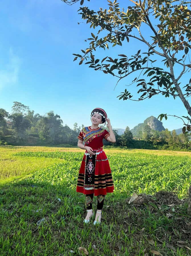 Hoa Minh Hằng sinh 2006 - Học viện âm nhạc quốc gia và Trường ĐH Sư phạm VHNT Trung Ương.