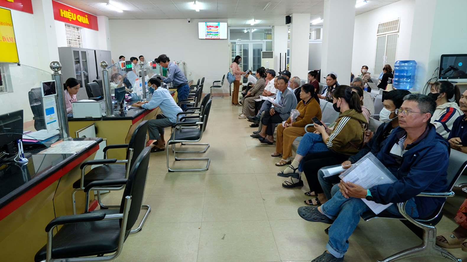 Da Nang organiza anualmente foros de diálogo para eliminar inmediatamente los obstáculos desde la base, especialmente los procedimientos administrativos y legales relacionados con la tierra... Foto: An Thuong