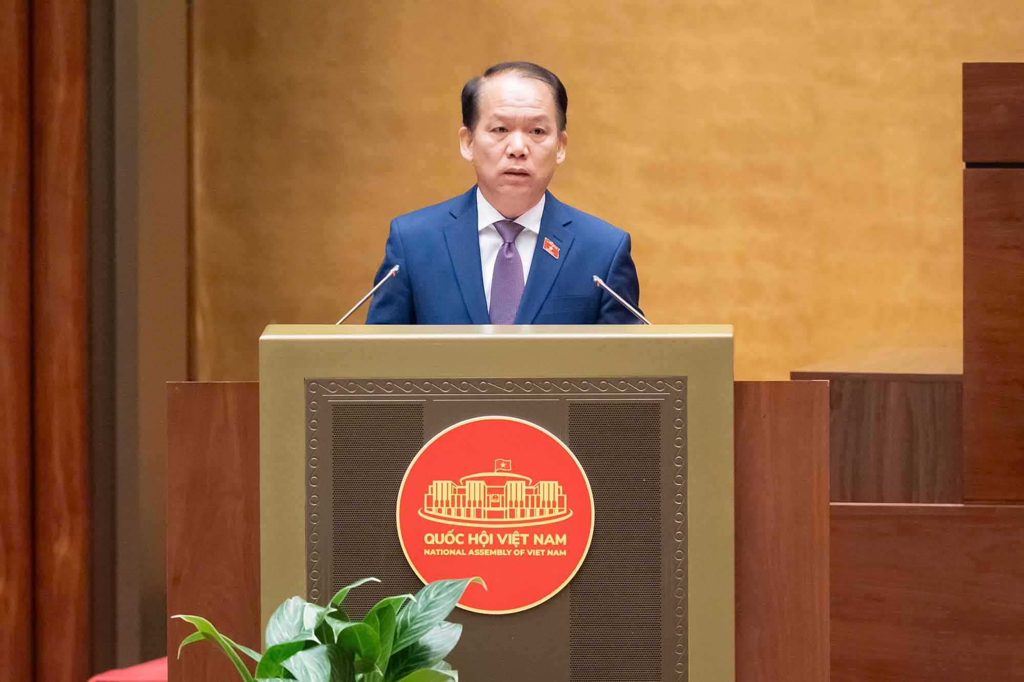 Minister of Justice Hoang Thanh Tung presents the draft Resolution piloting the implementation of the public lawyer institution. Photo: Quochoi. vn