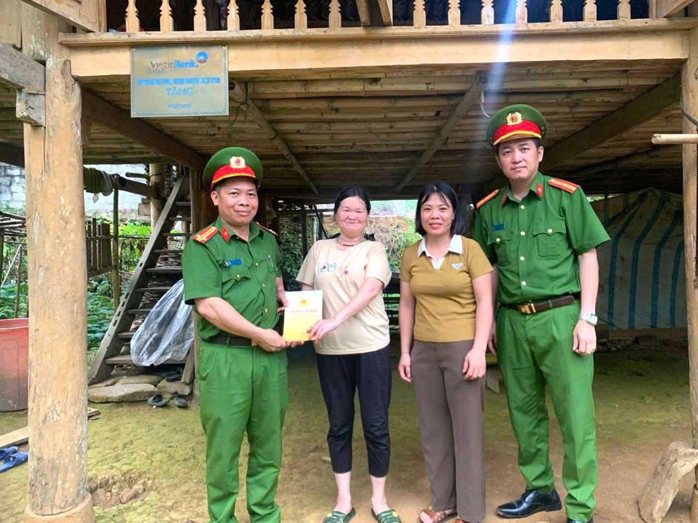 Công an xã Lâm Thượng thăm hỏi, hỗ trợ gia đình có hoàn cảnh khó khăn. Ảnh: Công an Lào Cai