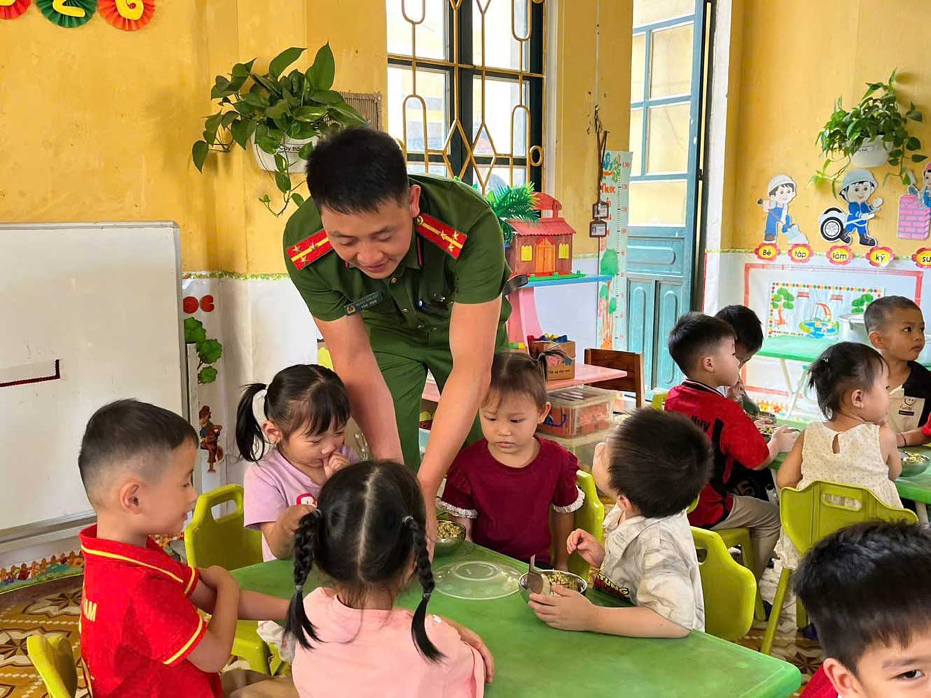 Công an xã Lâm Thượng trực tiếp chuẩn bị bữa ăn cho học sinh mầm non. Ảnh: Công an Lào Cai
