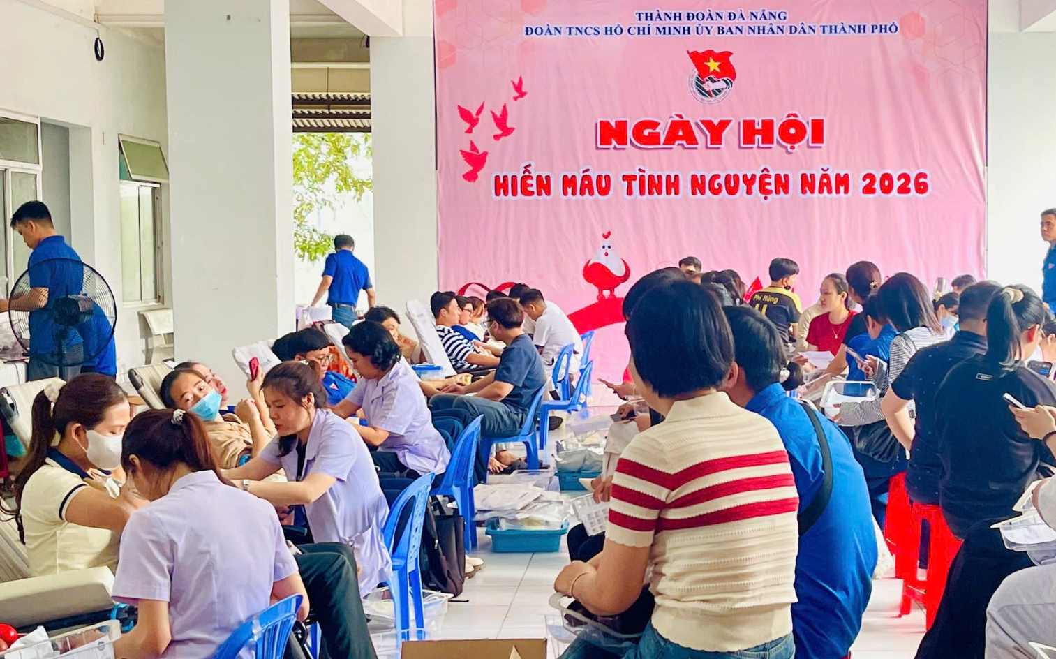 The voluntary blood donation festival in Da Nang attracted a large number of union members, youth, and officials, civil servants, and public employees to participate. Photo: Hong Quan