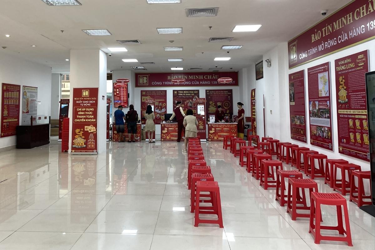 Mặc dù có 3 hàng ghế ngồi chờ nhưng lượng khách giảm mạnh, người mua có thể giao dịch trực tiếp. Ảnh: Hạ Linh 