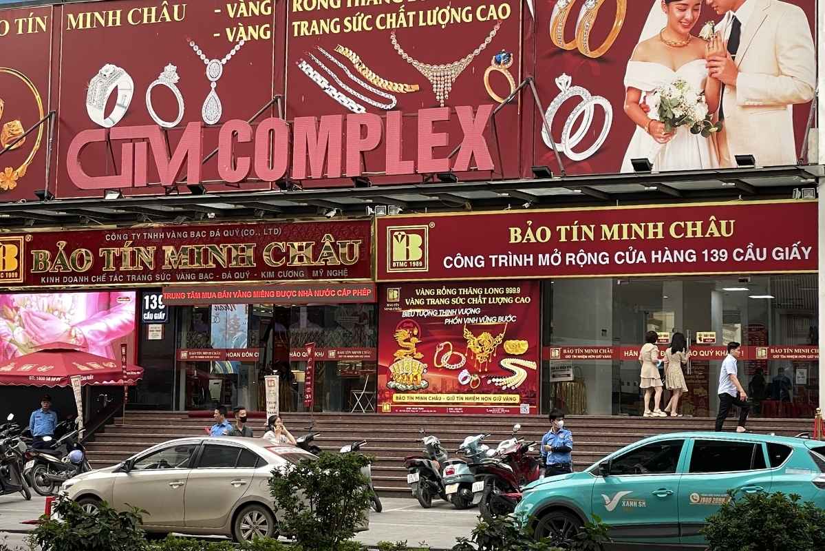 Gold prices adjusted slightly down, gold stores no longer have scenes of queuing to wait for transactions. Photo: Ha Linh