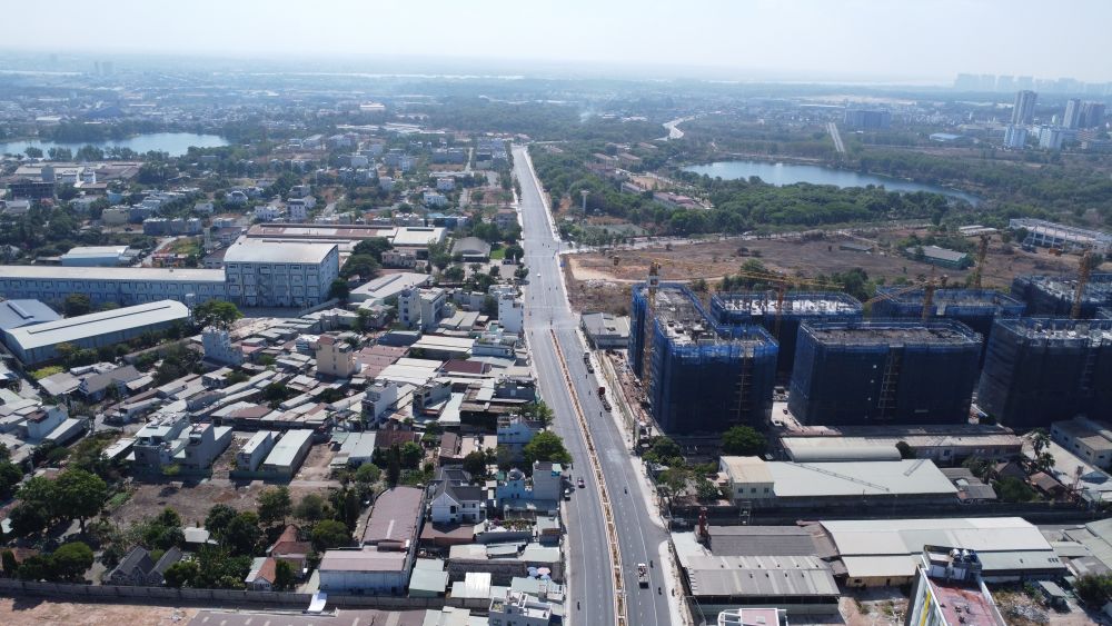 Dong Hoa Ward is implementing land acquisition to build the East-West road project. Photo: Dinh Trong