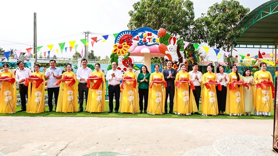  Các đại biểu cắt băng khánh thành khu vui chơi Trường Mẫu giáo Vĩnh Viễn 1. Ảnh: Amway