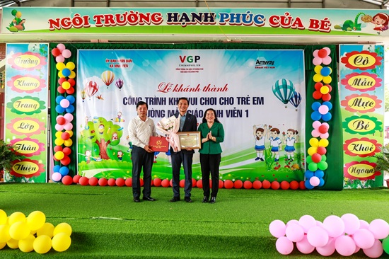  Ông Nguyễn Phương Sơn, Giám đốc Đối ngoại Công ty TNHH Amway Việt Nam nhận Bằng khen của Chủ tịch UBND TP. Cần Thơ. Ảnh: Amway