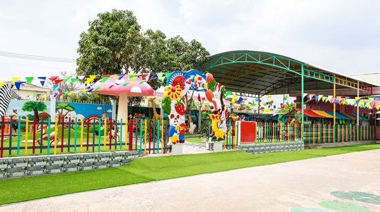 Amway Vietnam donates a playground worth 500 million VND to children in Can Tho. Photo: Amway