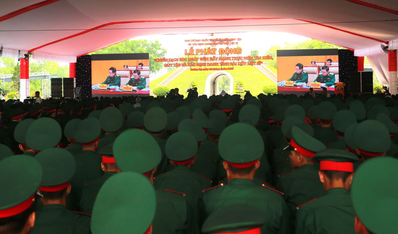 Overview of the launching ceremony of the "Operation 500 Days and Nights to promote the search, repatriation and identification of martyrs' remains". Photo: Hung Tho