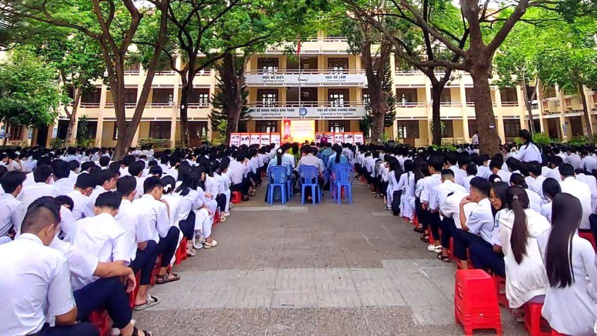 Scene of the propaganda film screening at Xuyen Moc High School. Photo: Ho Tram Commune People's Committee