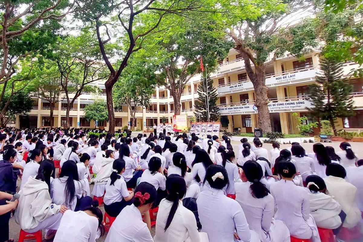 Đông đảo học sinh tham dự buổi chiếu phim tuyên truyền. Ảnh: UBND xã Hồ Tràm