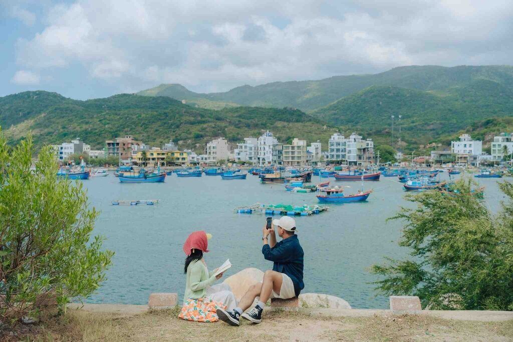 Les circuits bon marché et les combos flexibles attirent les jeunes touristes pendant la saison touristique estivale 2026. Photo: Linh Xinh