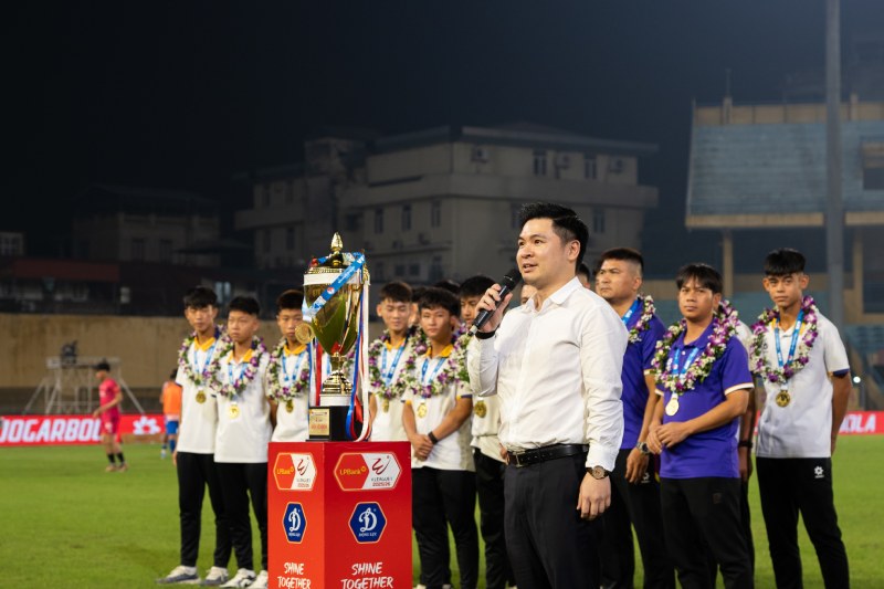Chủ tịch Hà Nội FC Đỗ Vinh Quang vinh danh thành tích vô địch của U15. Ảnh: HNFC