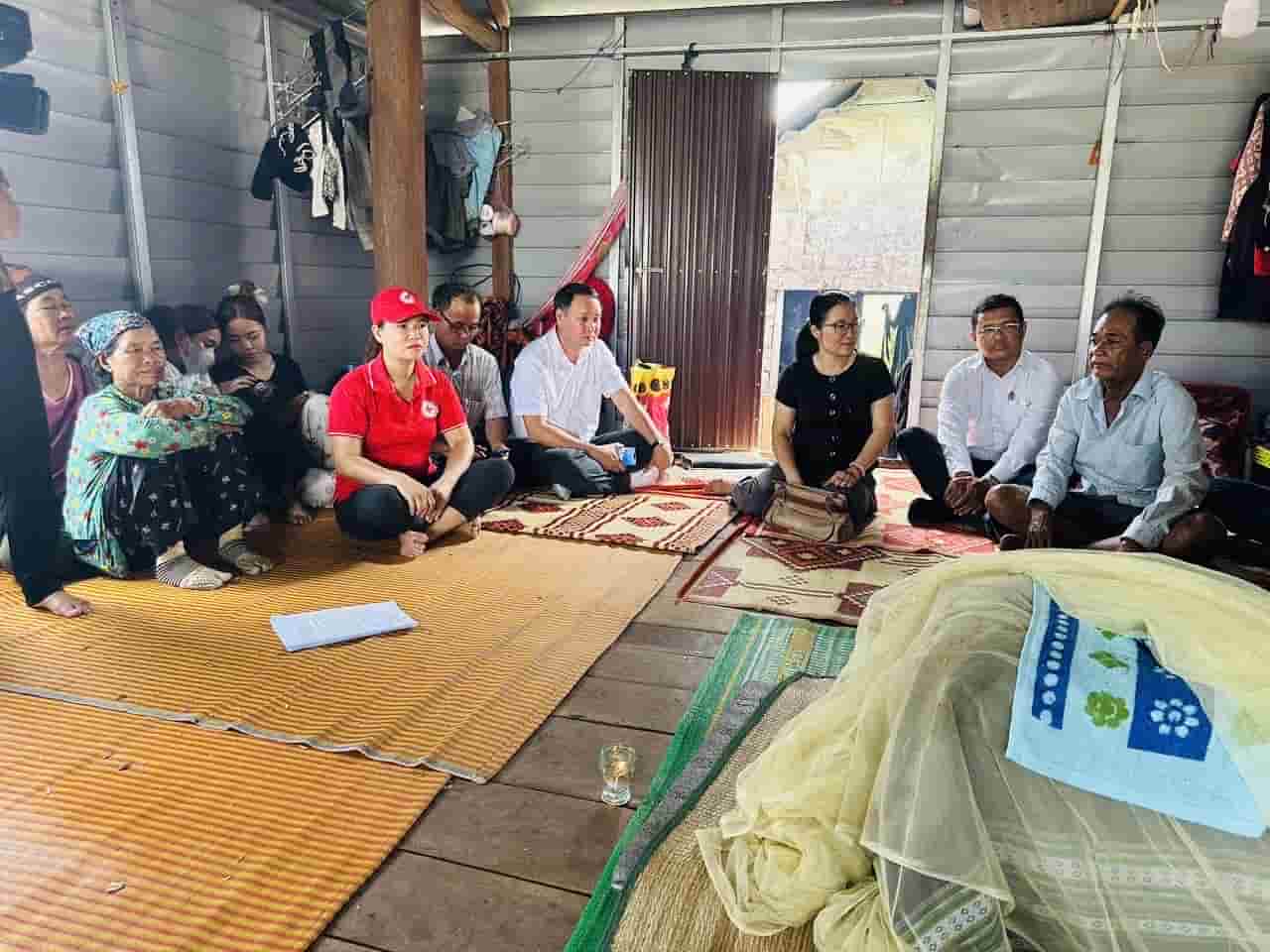 Commune authorities encourage families with children who died from drowning. Photo: Mai Chi