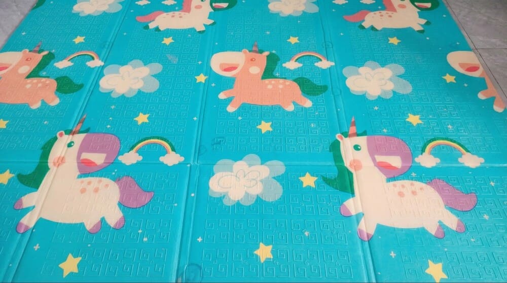 Preparing foam carpets is one of the useful tools to help children practice crawling safely. Photo: Khanh Linh