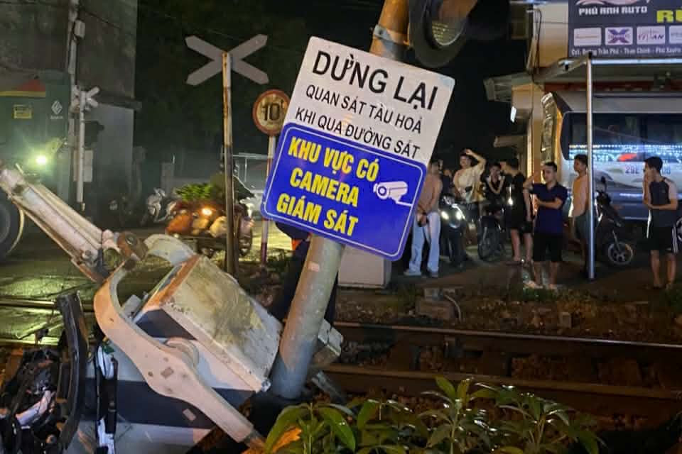 罰金が4000万ドンまで引き上げられ、鉄道の柵を乗り越える違反は依然として増加しています。写真:ディン・ヒエウ