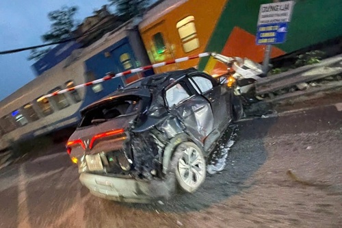 Coi thường rào chắn đường sắt, tài xế đối mặt mức phạt 40 triệu. Ảnh: Đình Hiếu