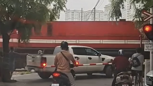 Tăng phạt đến 40 triệu, vẫn liều vượt rào chắn đường sắt. Ảnh: Minh Sang