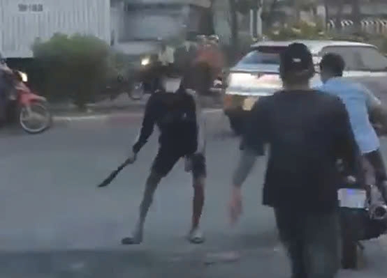 Cơ quan chức năng đang xác minh làm rõ vụ 3 đối tượng cầm hung khí đe dọa chém nhau trong khu công nghiệp Sóng Thần. Ảnh cắt từ clip bạn đọc cung cấp