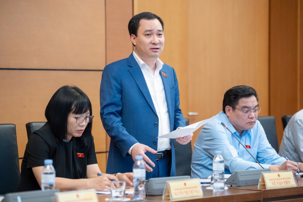 National Assembly Deputy Vu Van Tien (Hai Phong Delegation) emphasized that architecture cannot be left outside the cultural development strategy. Photo: Pham Dong
