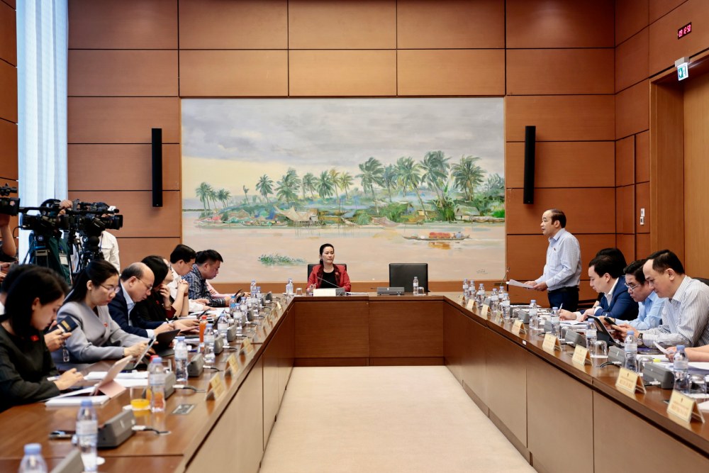 Phiên thảo luận tổ sáng 20.4. Ảnh: Phạm Đông