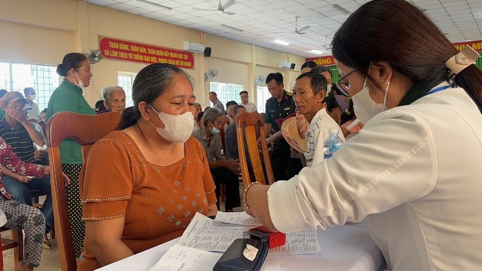 Medical team provides free medical examinations for people, spreading the spirit of solidarity and sharing in the community. Photo: Hoang Loc