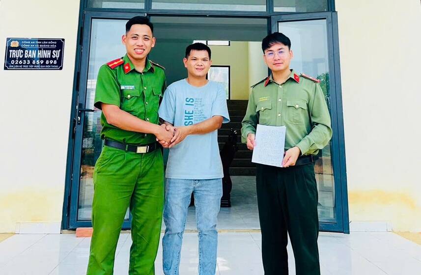 Quang Hoa Commune Police (Lam Dong province) received a thank-you letter for promptly helping people who were electrocuted out of danger. Photo: Ministry of Public Security
