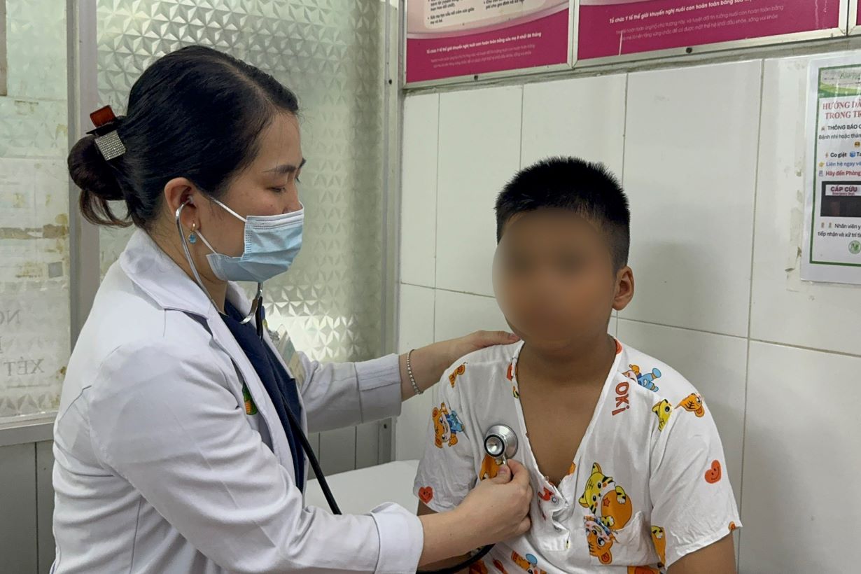 Bệnh nhi nghi ngộ độc thực phẩm được điều trị tại Bệnh viện Nhi đồng 2, TPHCM. Ảnh: Bệnh viện cung cấp