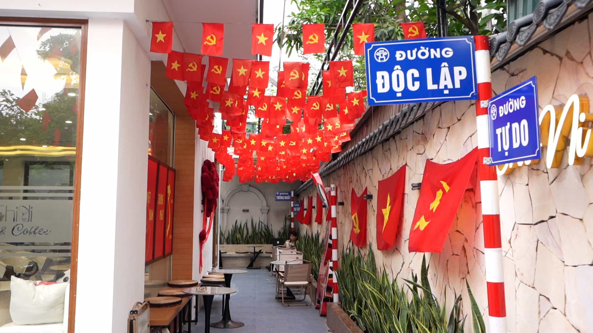 Không gian mang đậm tinh thần lễ 30.4 trở thành điểm đến quen thuộc những ngày cận lễ. Ảnh: Huyền Anh