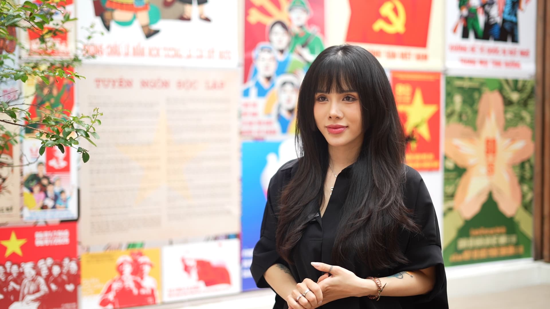 Chị Nguyễn Phương My (quản lý quán cà phê) chia sẻ về ý tưởng trang trí không gian dịp 30.4. Ảnh: Huyền Anh