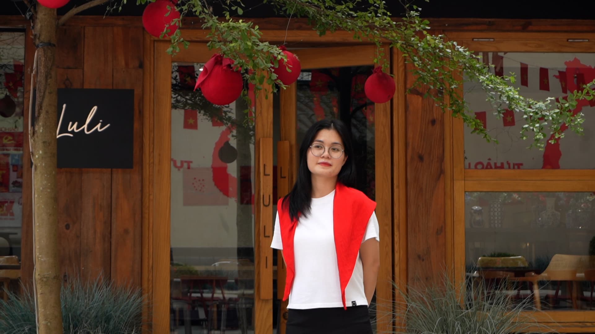 Chị Nguyễn Thị Quỳnh Trang tranh thủ giờ nghỉ trưa đến quán cà phê chụp ảnh dịp 30.4. Ảnh: Huyền Anh