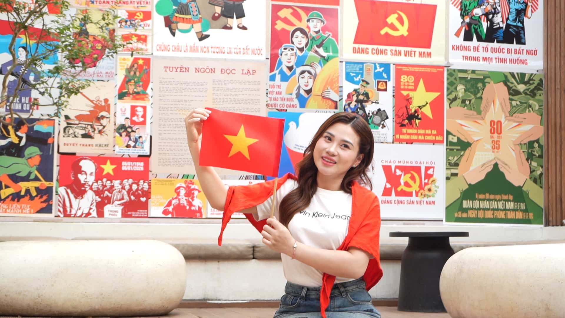 Bạn trẻ diện áo trắng, cầm cờ Tổ quốc ghi lại khoảnh khắc ý nghĩa. Ảnh: Huyền Anh