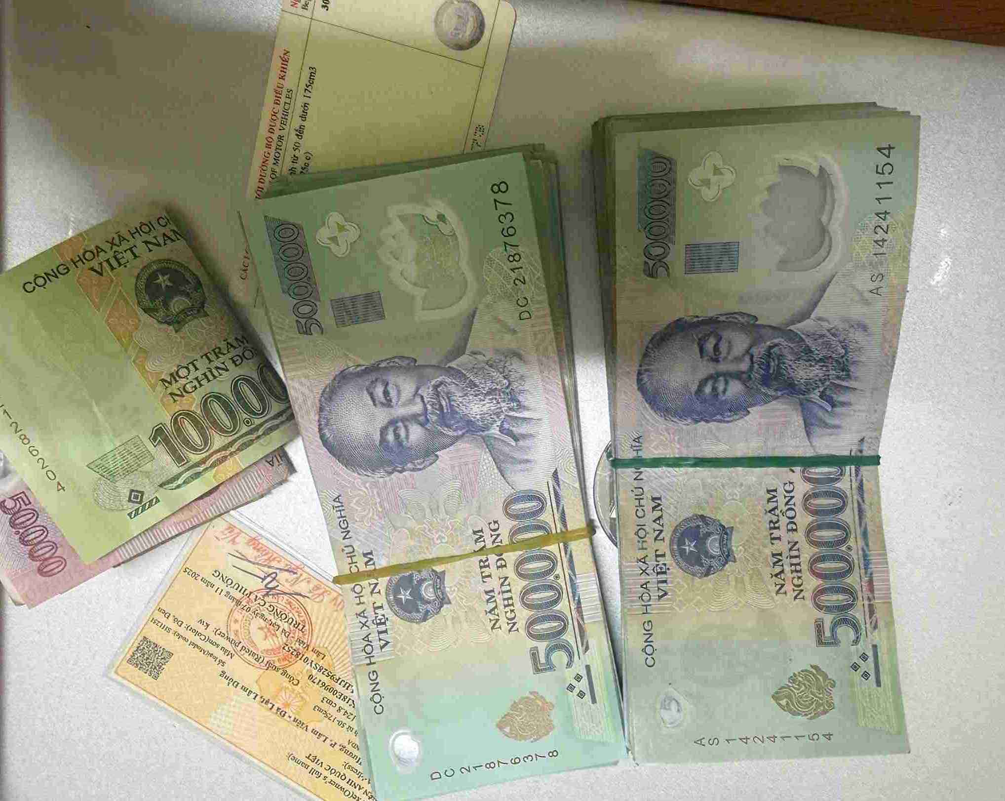 Số tiền 85 triệu đồng anh Siêu nhặt được bên đường. Ảnh: Công an cung cấp 