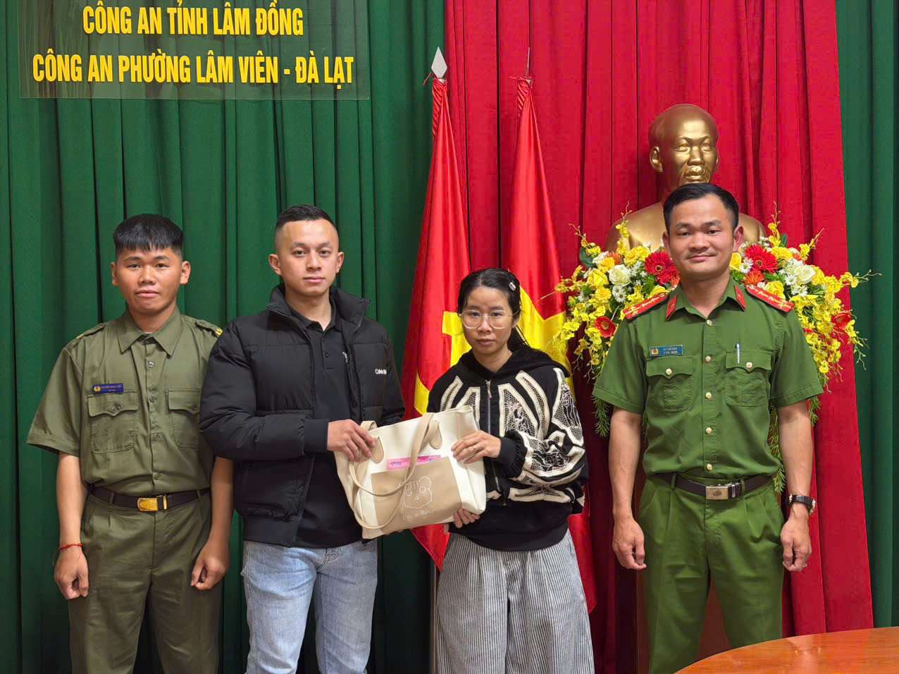 Mr. Nguyen Hong Vu coordinated with the police to return the 85 million VND to the person who dropped it. Photo: Police provided