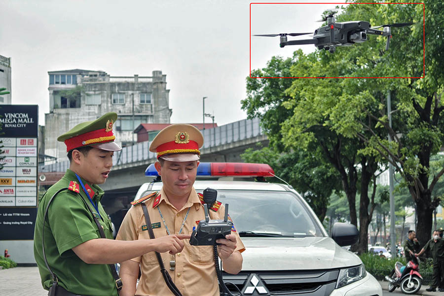 교통 경찰이 플라이캠을 사용하여 정차 위반을 감지합니다. 사진: 띠엔 응오