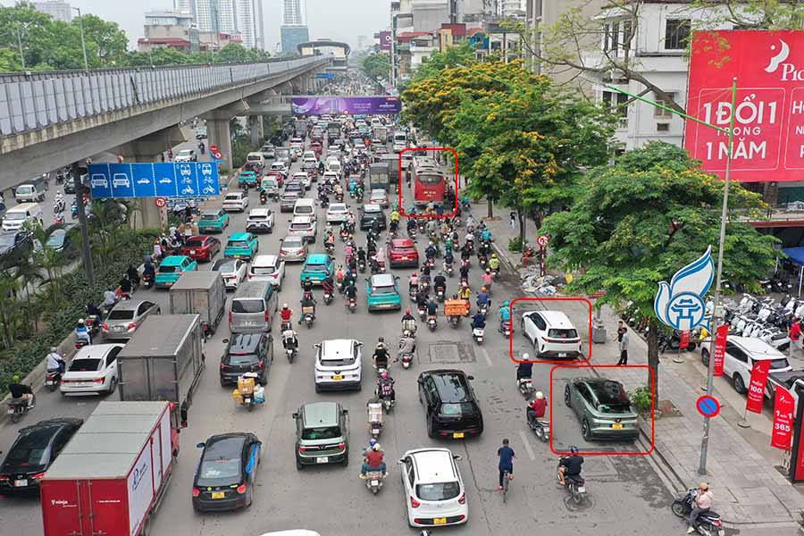교통 경찰이 플라이캠을 사용하여 정차 위반을 감지합니다. 사진: 띠엔 응오