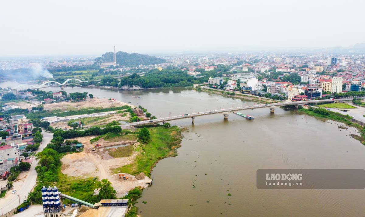 The area on both banks of the Day River where Ninh Binh is expected to invest in building a landscape road combined with urban and service development embankments. Photo: Luong Ha