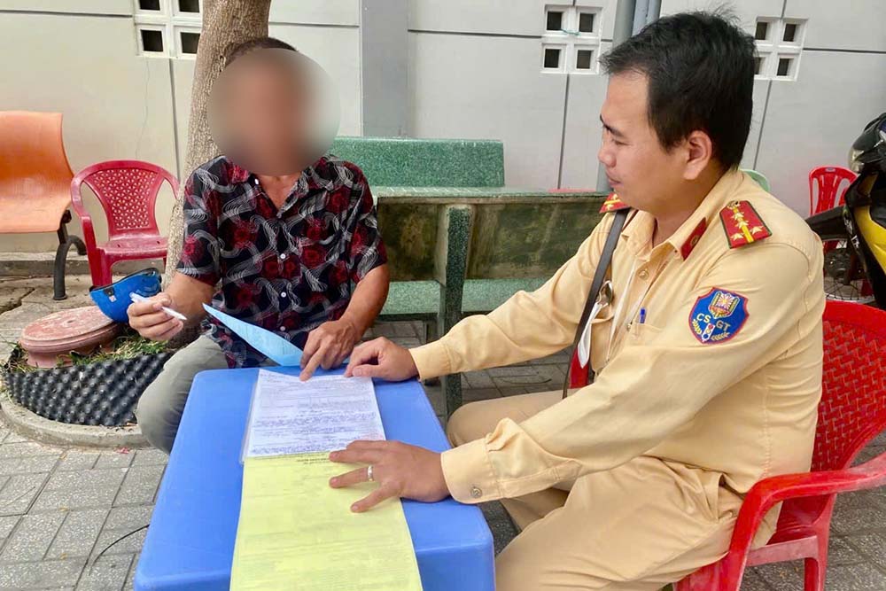 Handling motorbike drivers with many violations after traffic collision in Tay Ninh. Photo: Thanh Vu