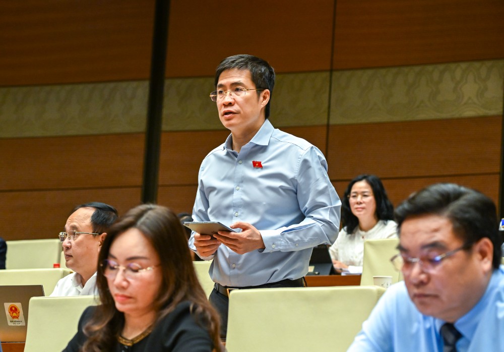Delegate Hoang Minh Hieu (Nghe An Delegation) said that there are still many cumbersome administrative procedures that cause difficulties for people and businesses. Photo: Pham Dong