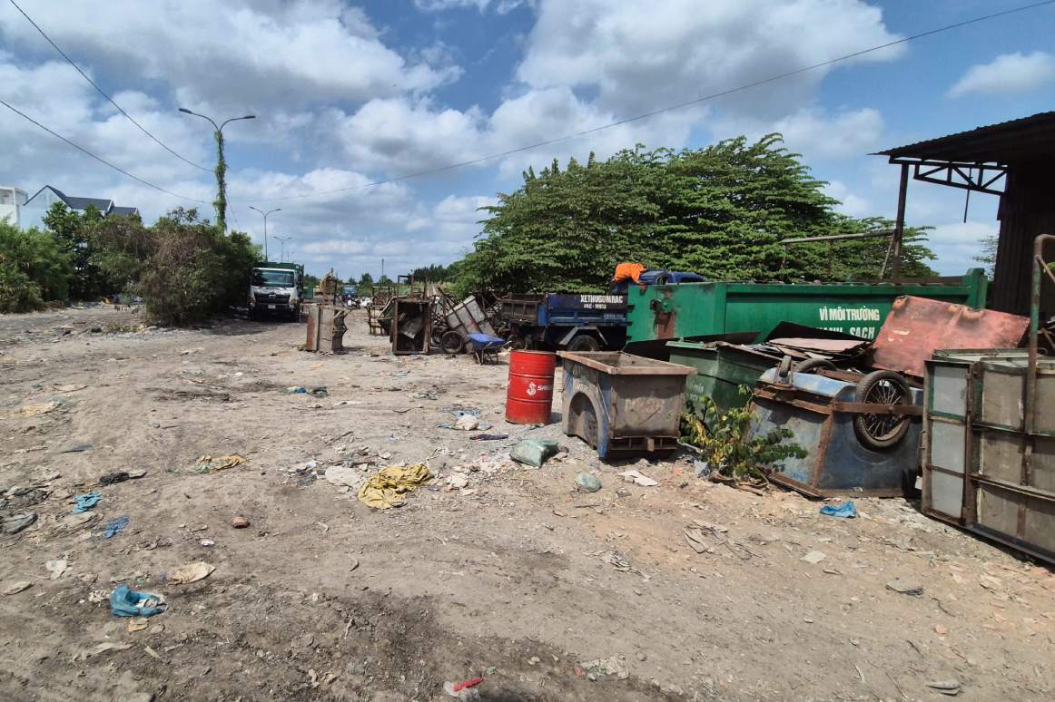 Điểm trung chuyển rác đã dừng hoạt động (ảnh chụp ngày 19.4). Ảnh: Tạ Quang