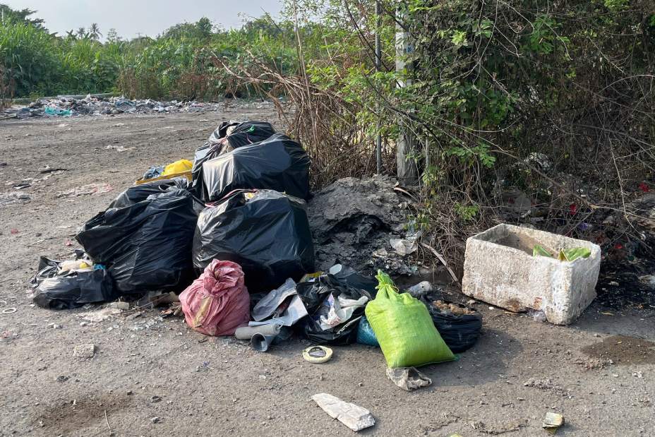 Vẫn còn tình trạng đổ rác trộm. Ảnh: Tạ Quang