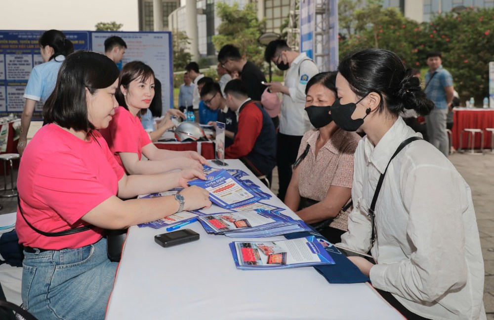 Dong Anh commune job transaction session has 524 recruitment targets with income from 15 million VND/month or more. Photo: Hoang Huyen
