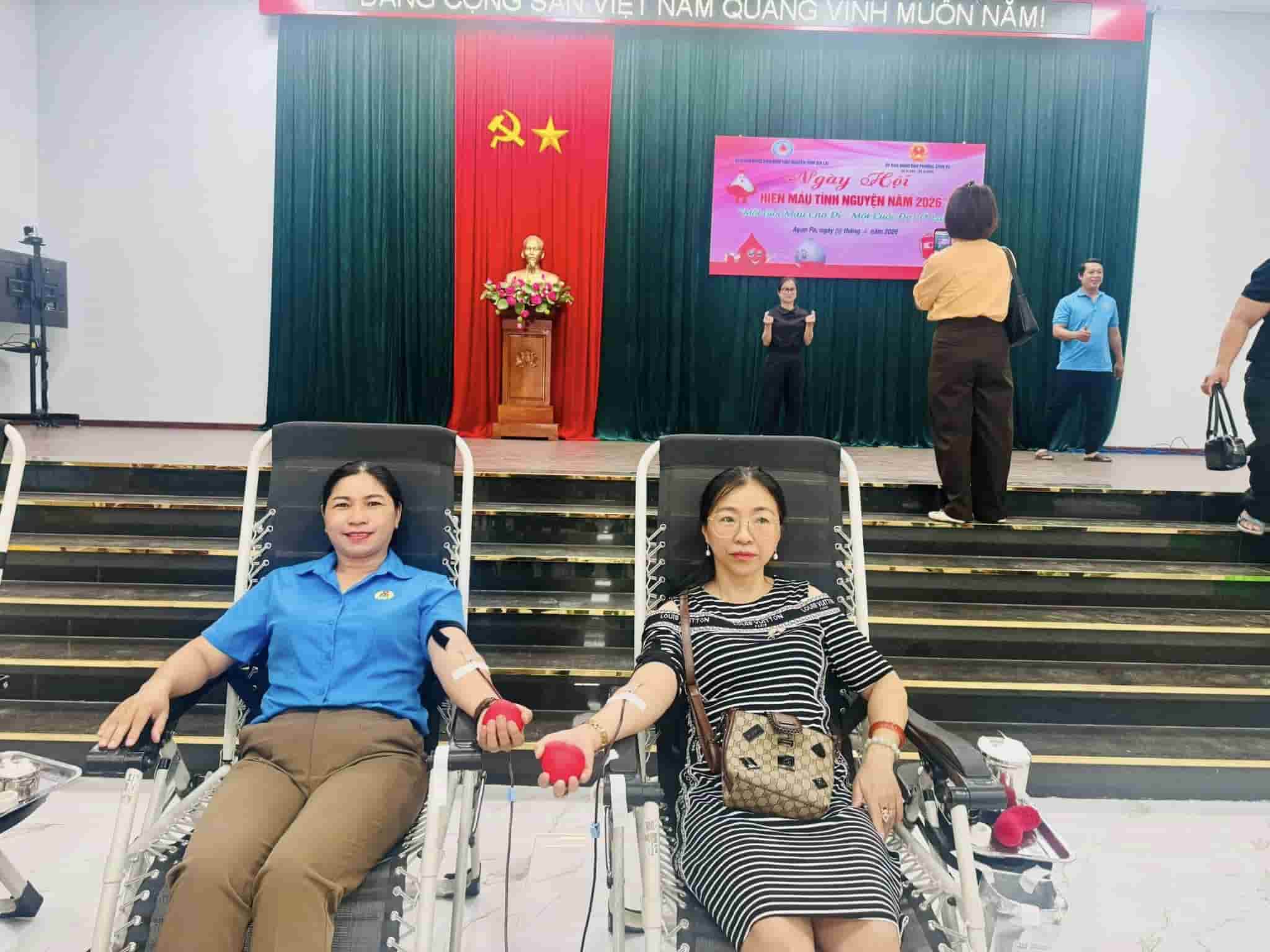 Trade union members of Ayun Pa Ward donate blood to save people. Photo: Thanh Tuan