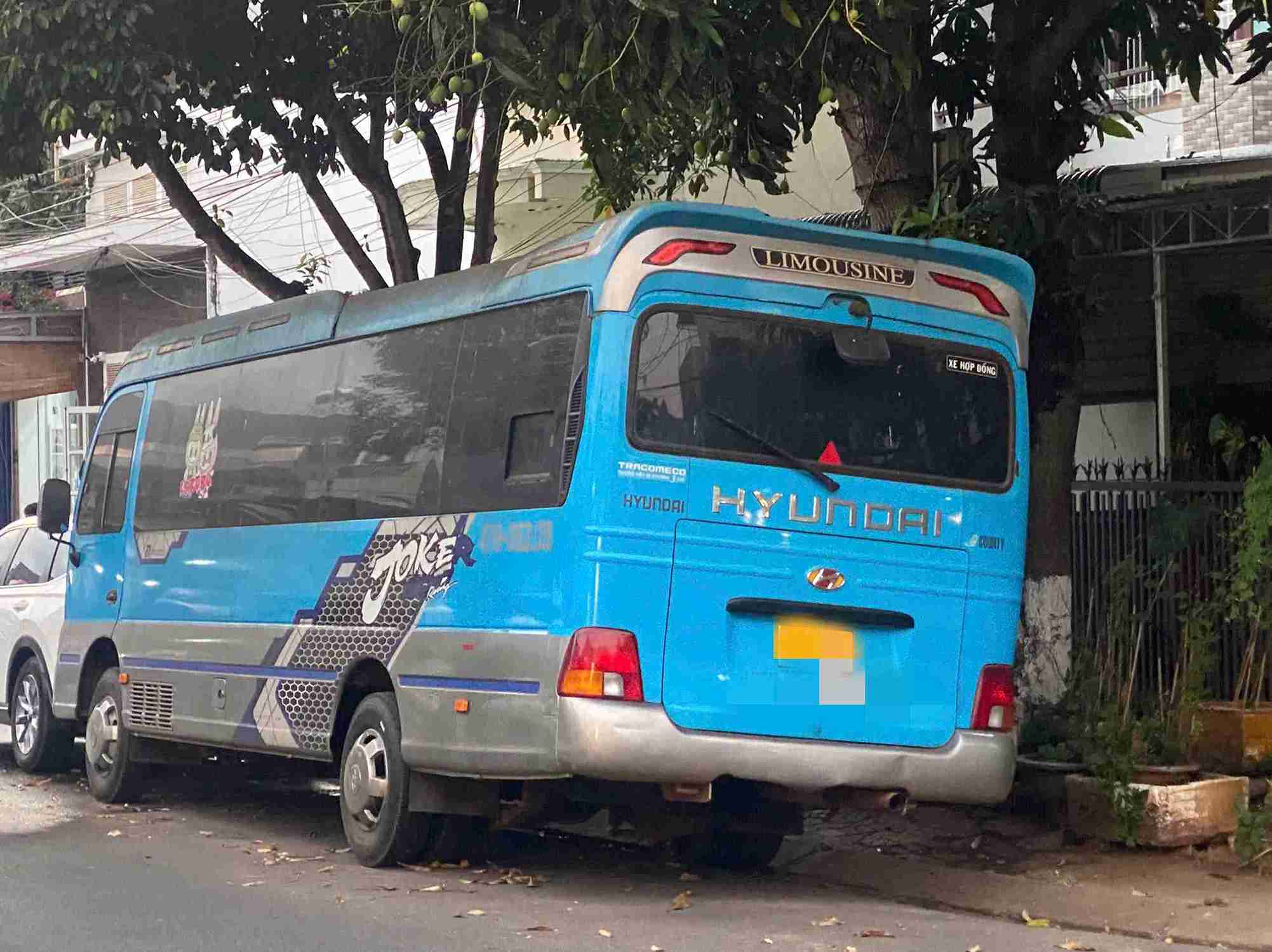 The passenger car has been parked in front of people's houses for many months but no one has come to claim it. Photo: People provided