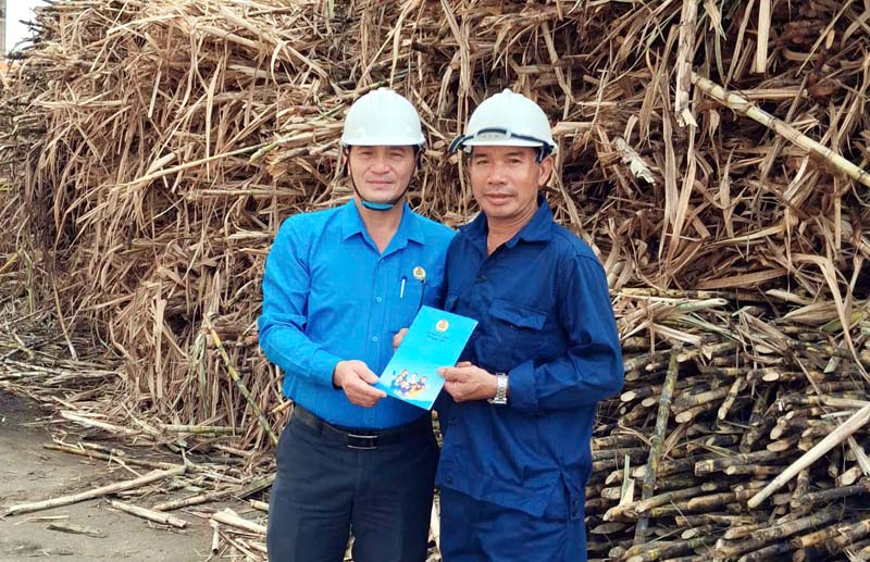 Mr. Dinh Quoc Tuan - Chairman of the Quang Ngai Provincial Labor Federation visits and presents gifts to members of the Trade Union of Kon Tum Sugar Joint Stock Company. Photo: Quang Tuyen - Ho Dung