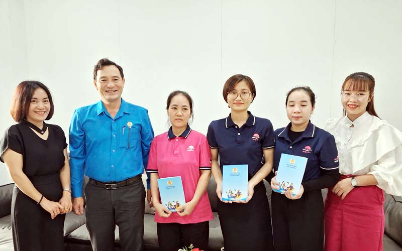 Ông Đinh Quốc Tuấn - Chủ tịch Liên đoàn Lao động tỉnh Quảng Ngãi thăm, tặng quà đoàn viên tại Công đoàn cơ sở Trường Mầm non Baby Sum. Ảnh: Quang Tuyến - Hồ Dung