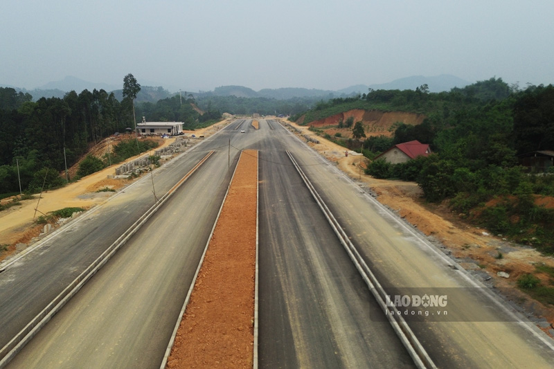 Đoạn đường đã hoàn thành thảm nhựa. Ảnh: Đinh Đại