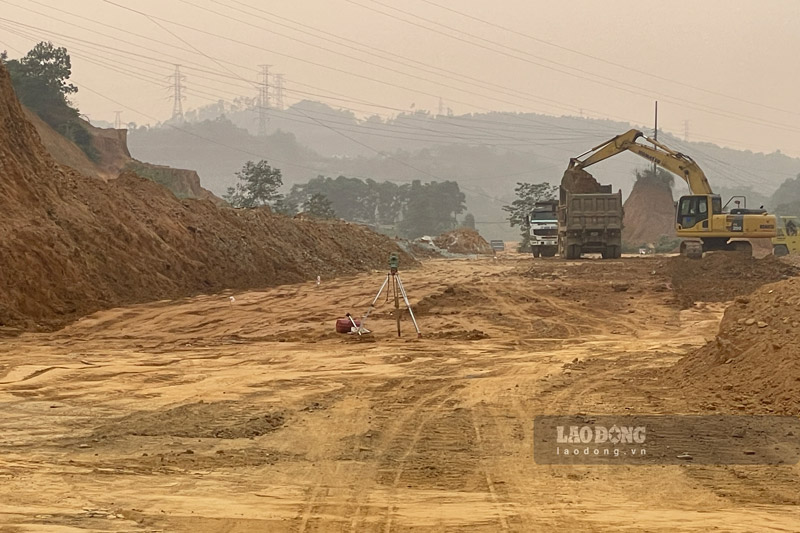 Máy móc thi công tại dự án. Ảnh: Đinh Đại