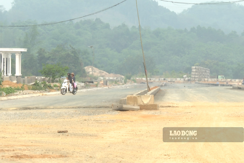 Người dân đi lại thuận tiện trên đoạn đã thảm nhựa. Ảnh: Đinh Đại